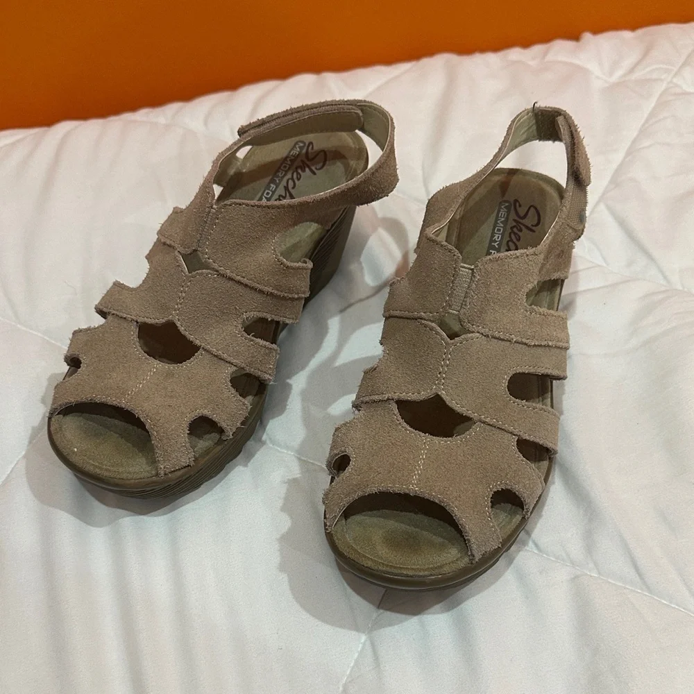 NEW Skechers Tan Suede Women's Sandals size 6